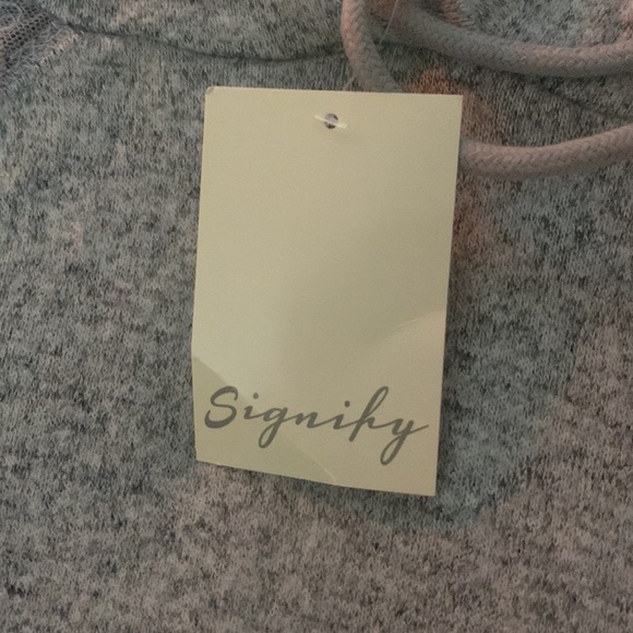 Lightweight Hoodie with Lace Details and 3/4 Sleeves - Picture 3 of 6